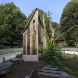 Bärenzwinger, Grabenblicke, 2018, Ein Haus Auf Steinen Auf Einer Insel - Foto: Trevor Lloyd
